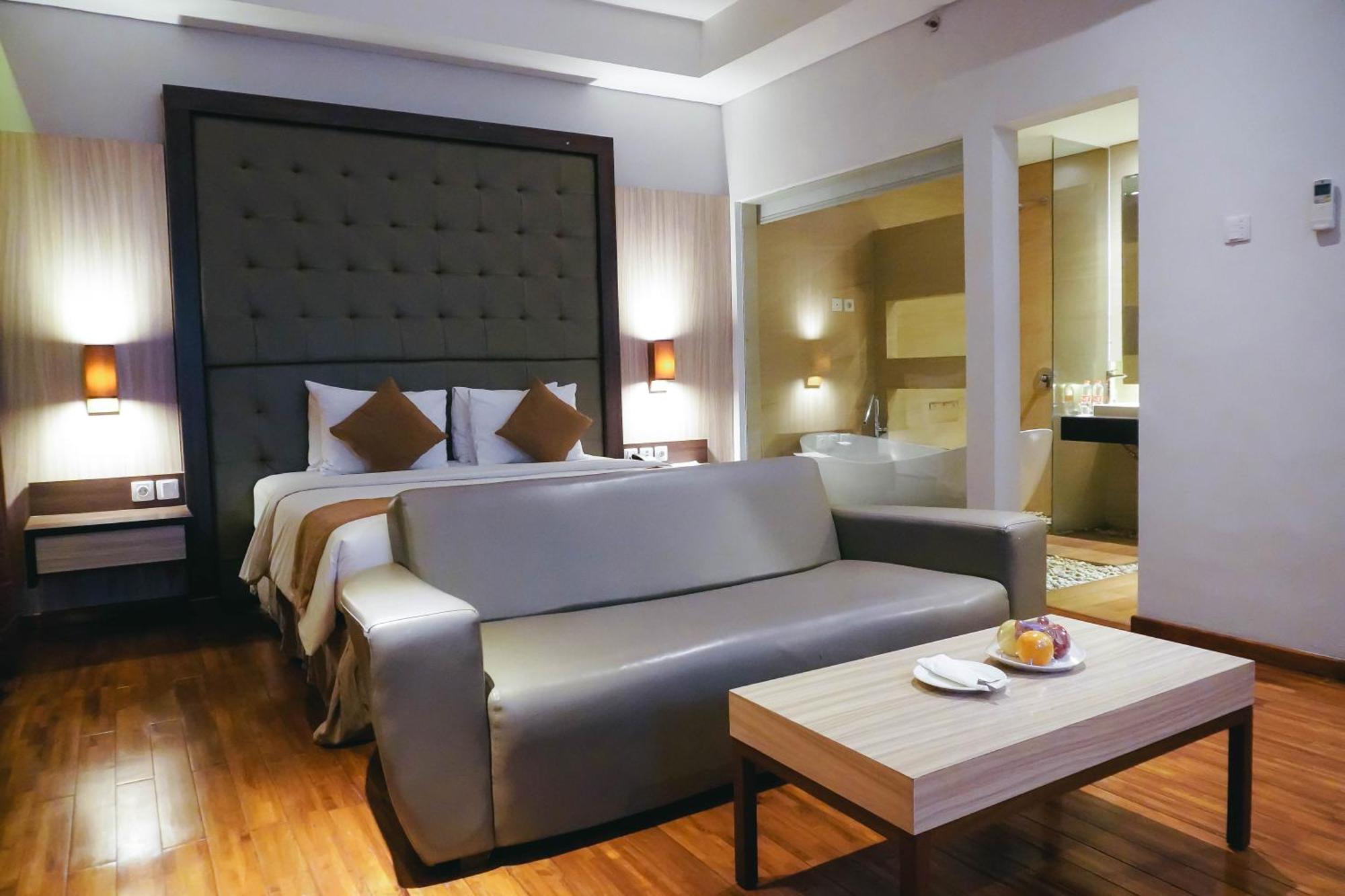 Crystal Lotus Hotel Джокьякарта Экстерьер фото