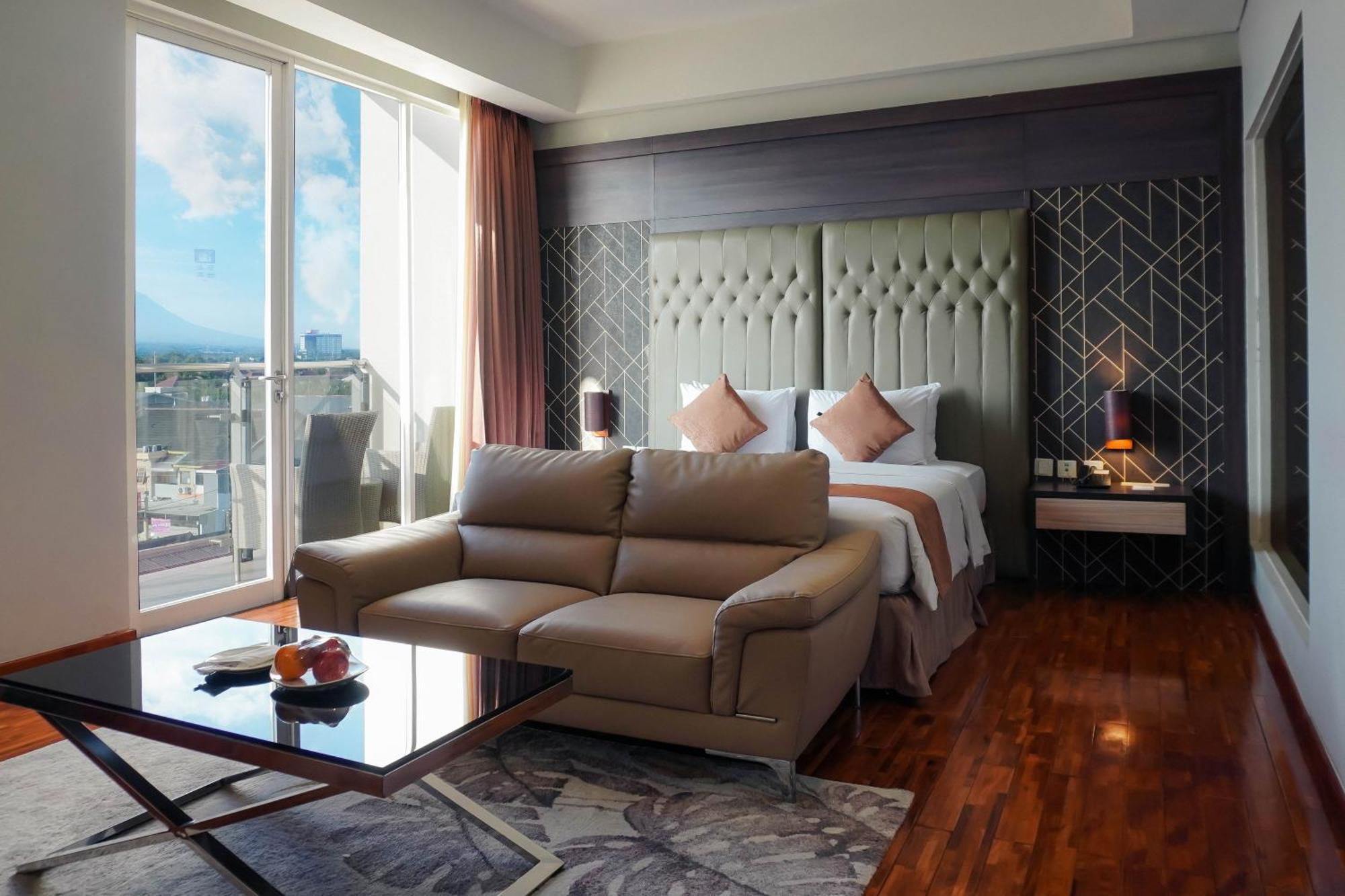 Crystal Lotus Hotel Джокьякарта Экстерьер фото
